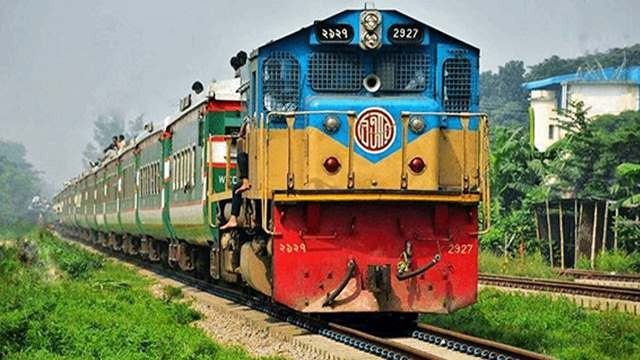 ট্রেনের ধাক্কায় বগুড়ায় প্রাণ হারাল রাকিব হোসাইন মোস্তাকিম (২১) নামের এক কলেজ শিক্ষার্থী। দুর্ঘটনাটি...
